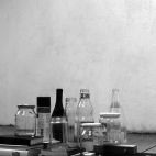Stephan Froleyks - Ensemble von Flaschen und Gläsern